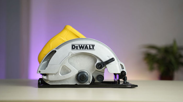 máy cưa đĩa DeWalt DWE561 có thiết kế hiện đại