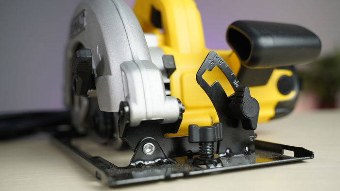 DeWalt DWE561 có thể tùy chỉnh góc dễ dàng
