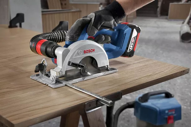 máy cưa đĩa dùng pin 18V Bosch GKS 18V-44 có kiểu dáng hiện đại