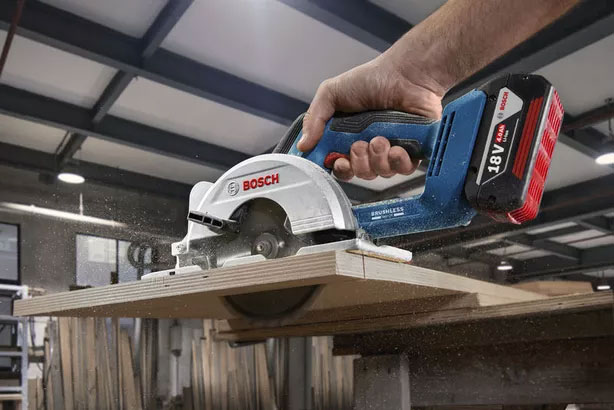 Máy cưa đĩa dùng pin 18V Bosch GKS 18V-44 có nhiều ưu điểm, tiện ích
