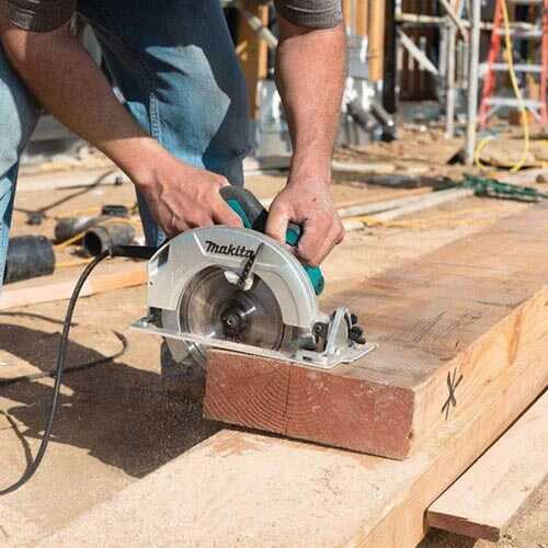 Makita HS7600 hoạt động với công suất mạnh mẽ lên tới 1.200W tạo ra tốc độ không tải là 5.200 vòng/phút 