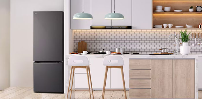 Tủ lạnh LG Inverter 335 lít LBB33BLGA sở hữu thiết kế 2 cánh với ngăn đá bên dưới độc đáo