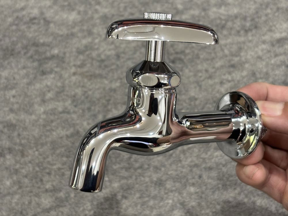 Vòi lạnh gắn tường Toto T23B13