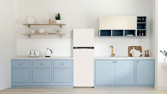 LG GN-B332BG sở hữu kiểu dáng hiện đại với 2 cánh và ngăn đá trên truyền thống