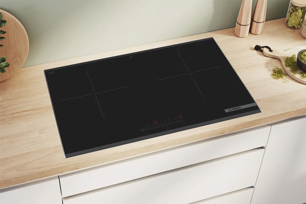 Bếp Bosch PPI82566VN sở hữu thiết kế vô cùng sang trọng với mặt kính sáng bóng