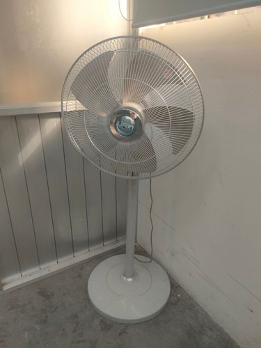 Quạt đứng Lifan Đ-18CN có 3 cánh với sải cánh lớn