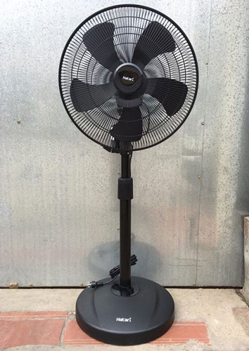 Quạt cây đen Hatari IP20M1 có lồng quạt đan kín đảm bảo an toàn