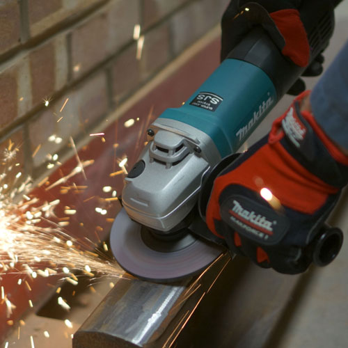 Makita 9556HB vận hành với công suất 840W cùng tốc độ không tải là 11.000 vòng/phút để xử lý công việc nhanh chóng, hiệu quả