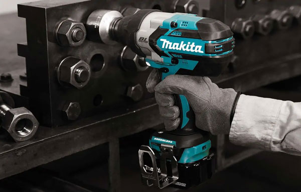 Máy siết bu lông dùng pin Makita DTW1002RTJ có công suất mạnh mẽ
