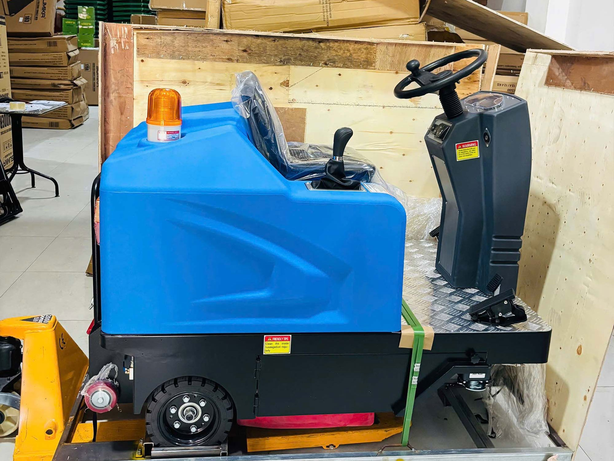 Máy quét rác ngồi lái Kraffer KF260 dùng bình