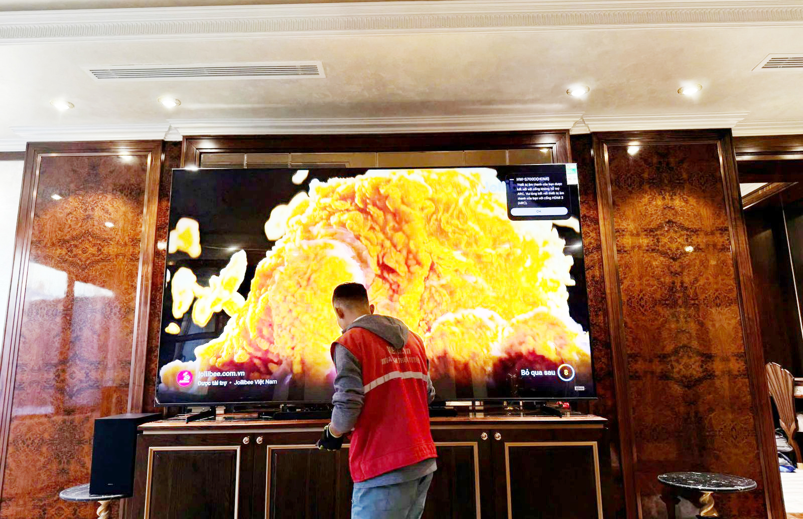 Hình ảnh Tivi 100 inch được lắp đặt tại nhà Khách hàng