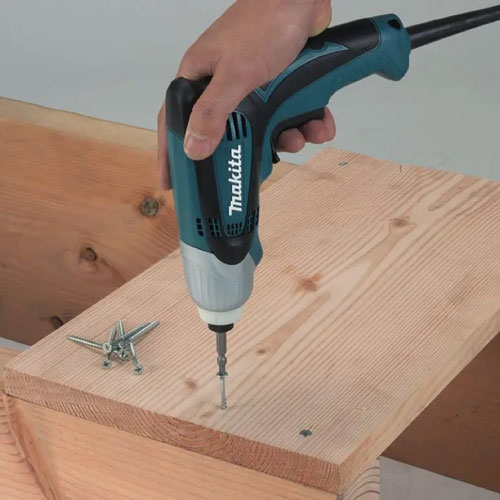 Makita TD0100 vận hành với công suất 230W cho hiệu suất làm việc tốt