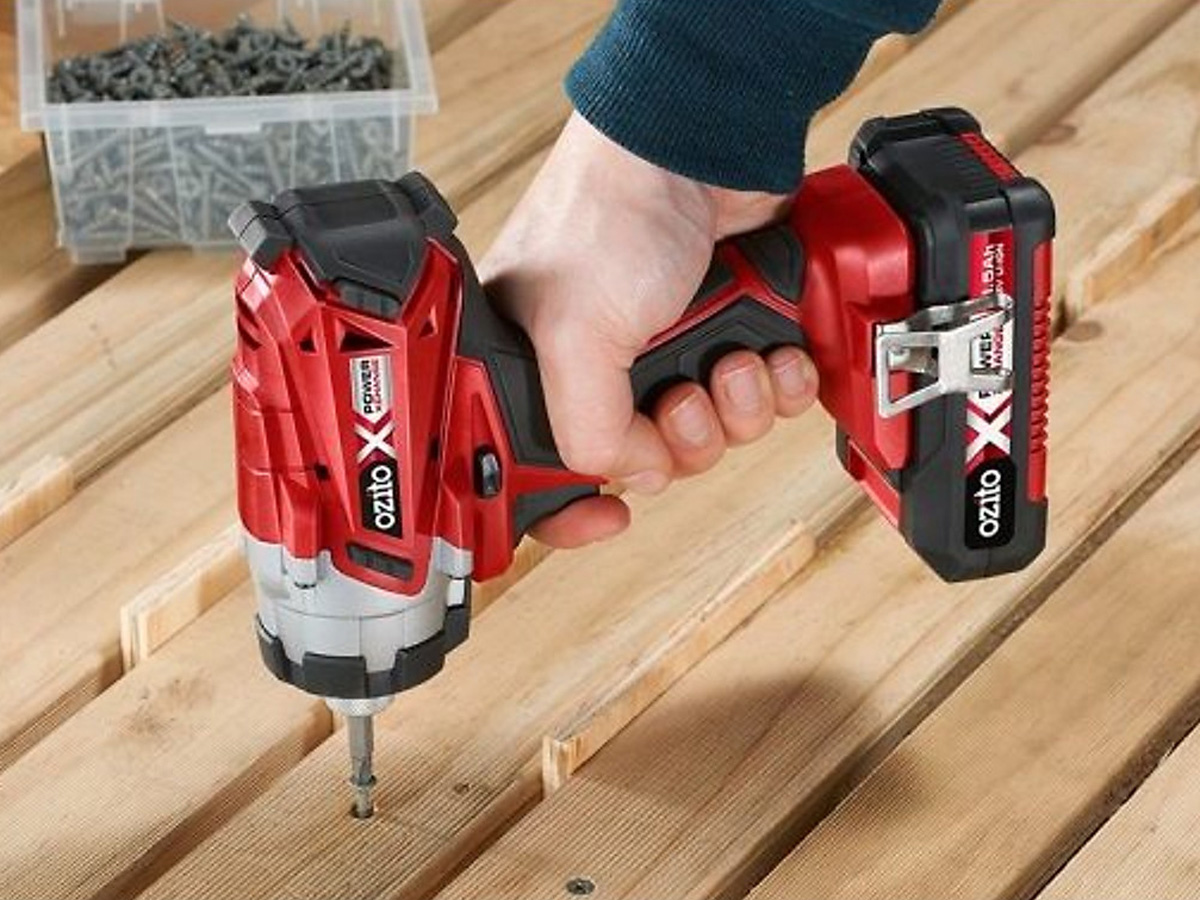  Máy bắt vít 18V Ozito PXIDK-200 thiết kế nhỏ gọn và linh hoạt trong thao tác