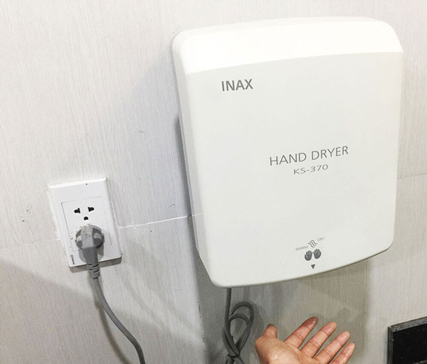 Inax KS-370 hoạt động với công suất mạnh mẽ là 1.062W kết hợp tốc độ gió là 75m/giây để sấy tay nhanh khô, hiệu quả 