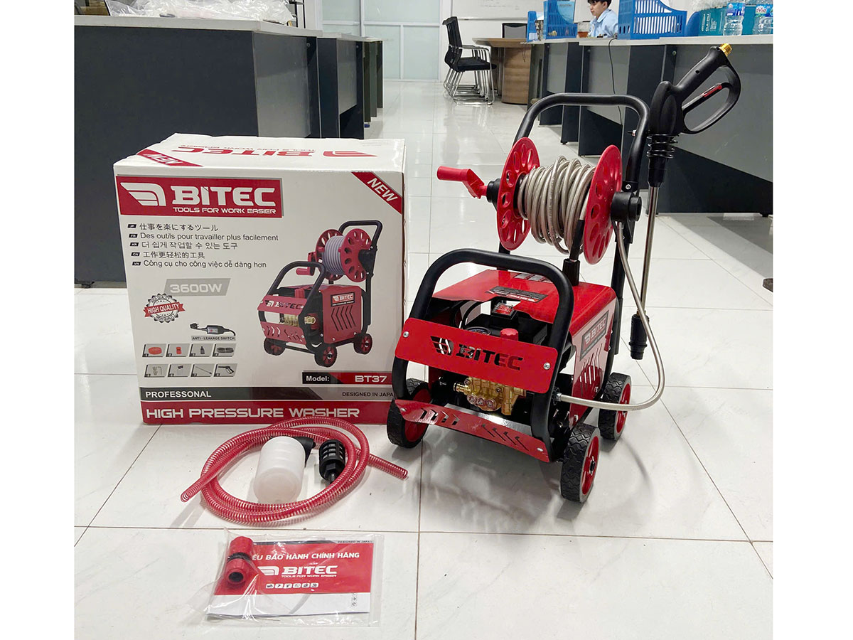 Máy rửa xe Btec 