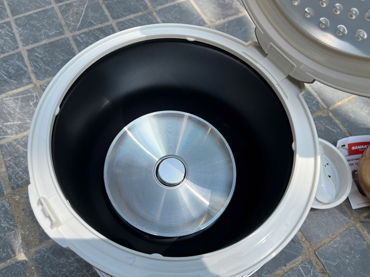 Nồi cơm điện SNK-183J24G 