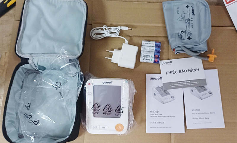 Trọn bộ máy đo huyết áp có giọng nói Yuwell YE670D Yuwell YE670D