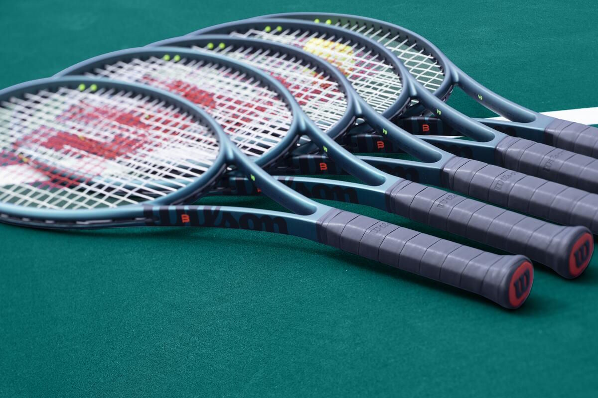 Thiết kế sang trọng, hiện đại với sắc xanh Emerald Night Vợt Tennis Wilson Blade 98 V9 WR149811U