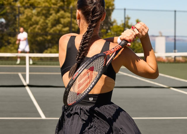 Thiết kế sang trọng và bền vững hơn Vợt Tennis Wilson Clash 100 V3 WR172811U