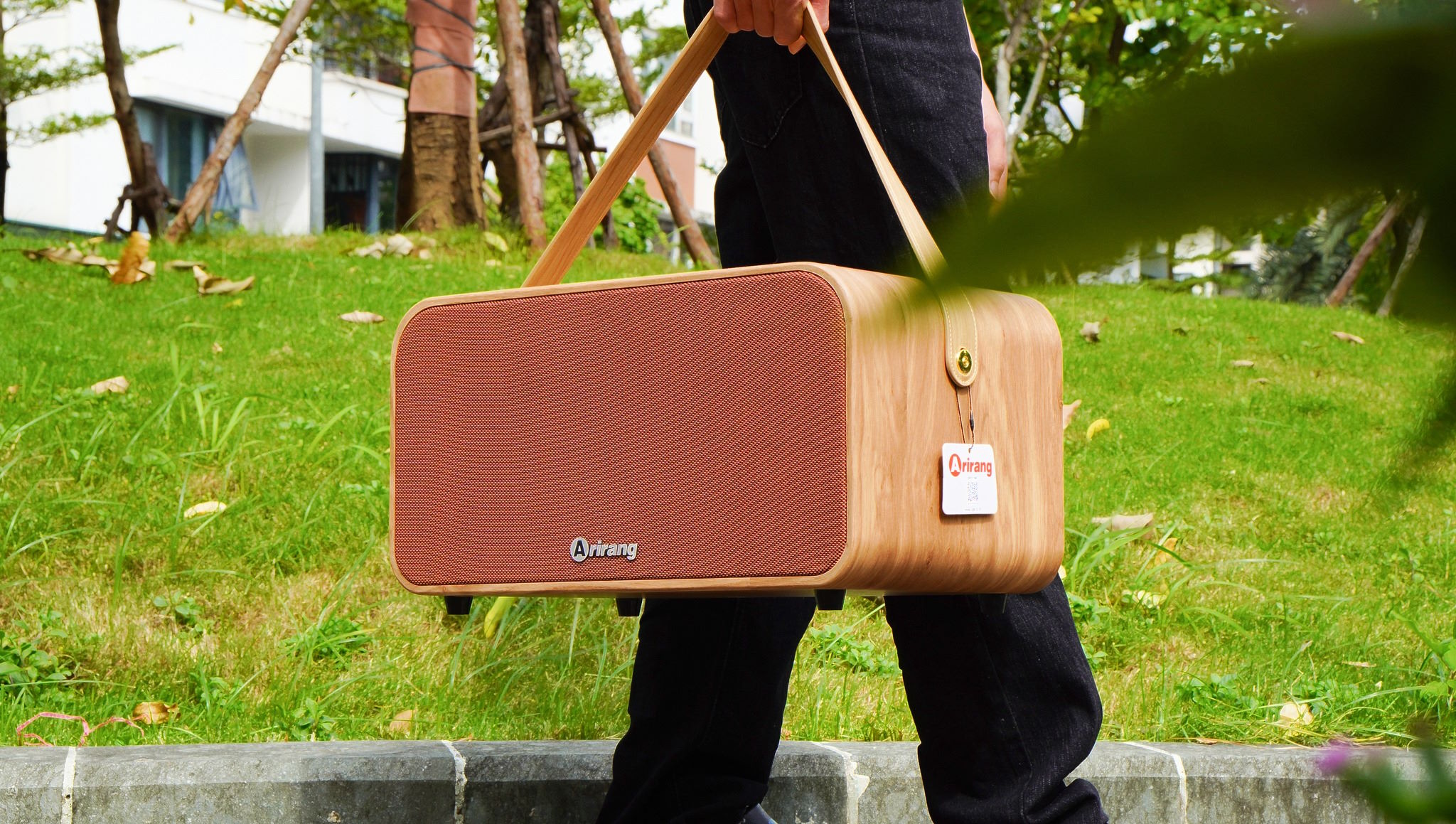 Thiết kế xách tay gọn gàng, tiện lợi Loa Karaoke Arirang MB2cw