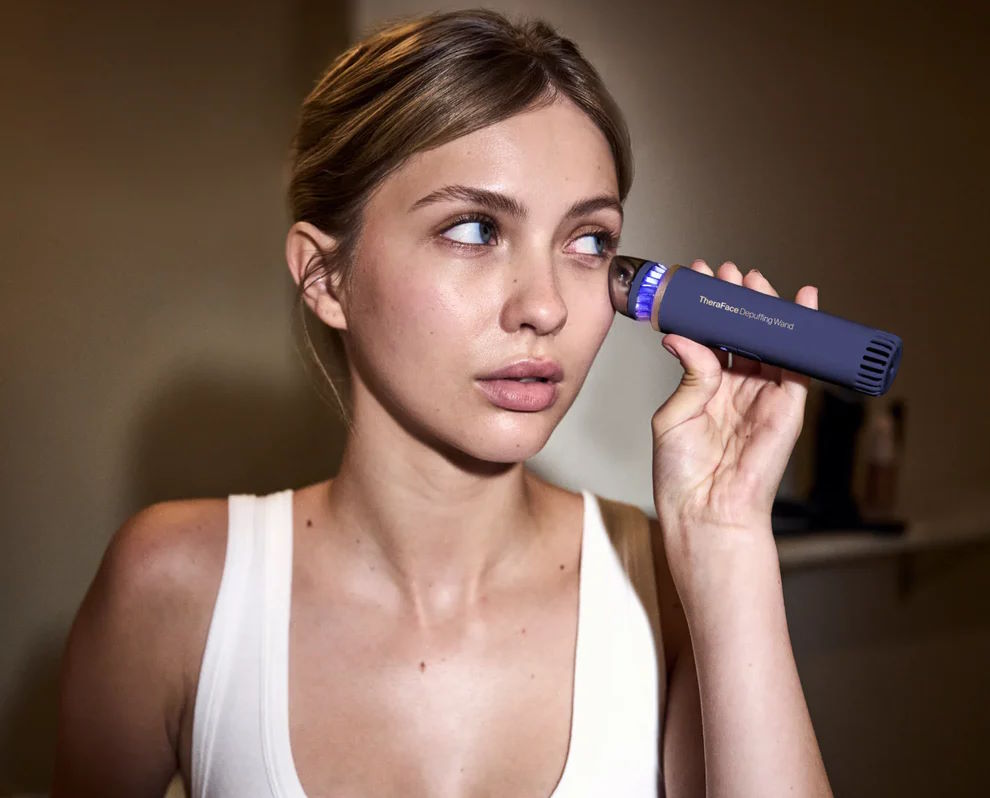 Máy massage đẩy tinh chất Therabody TheraFace Depuffing Wand