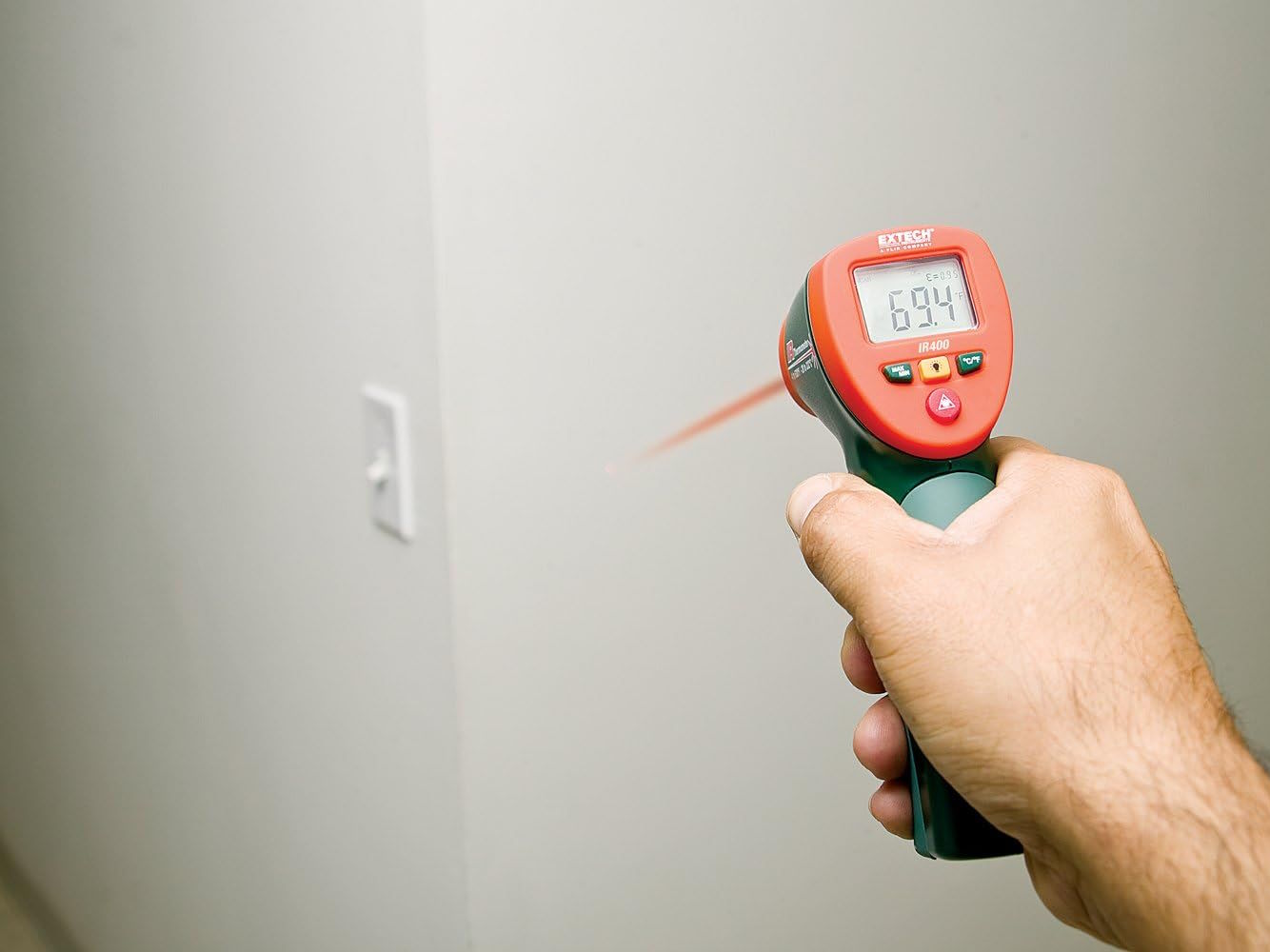 Màn hình LCD có đèn nền – hiển thị rõ ràng trong mọi môi trường Máy đo nhiệt độ hồng ngoại Extech IR400