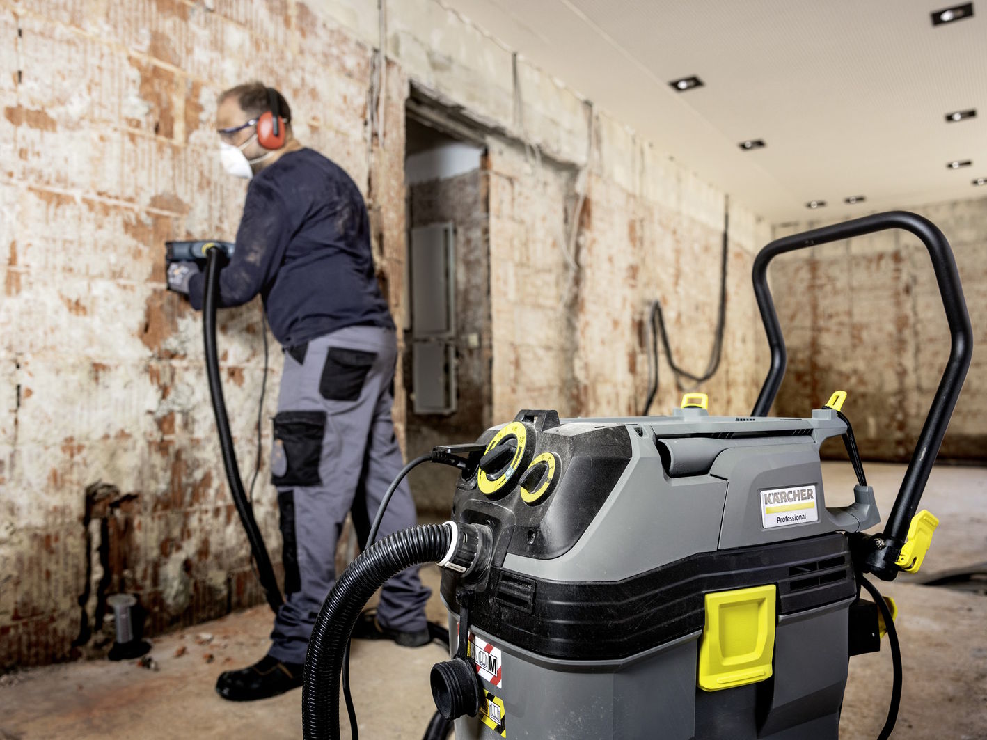 Máy có thể kết nối với máy khoan, chà nhám nhám có ống hút phù hợp Máy hút bụi khô và ướt