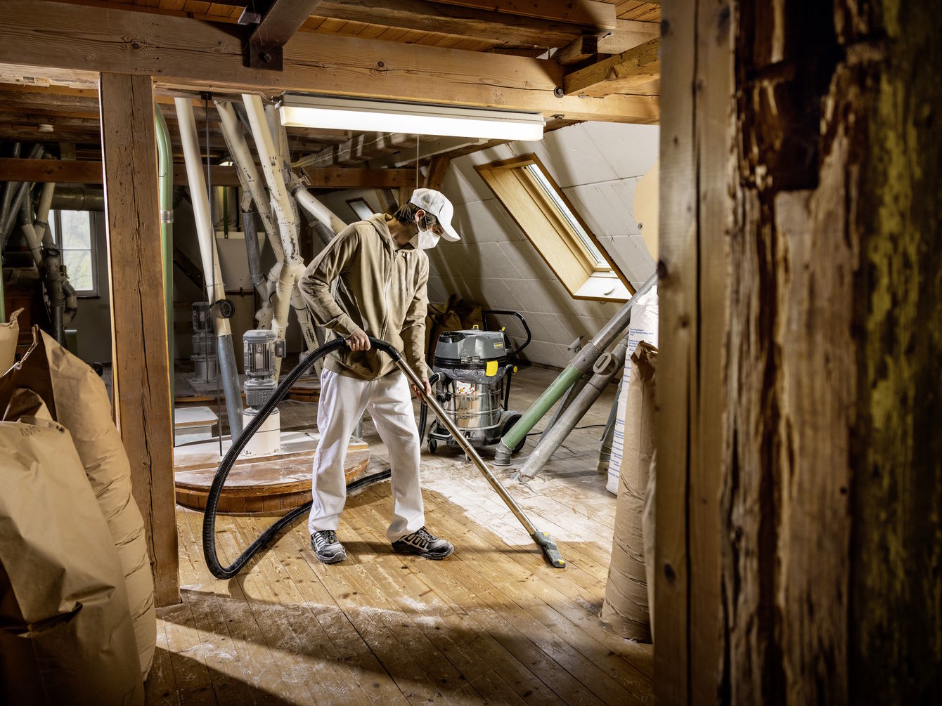 Karcher NT 75/1 Me Ec H Z22 có thùng chứa inox với dung tích 75 lít Karcher NT 75/1 Me Ec H Z22