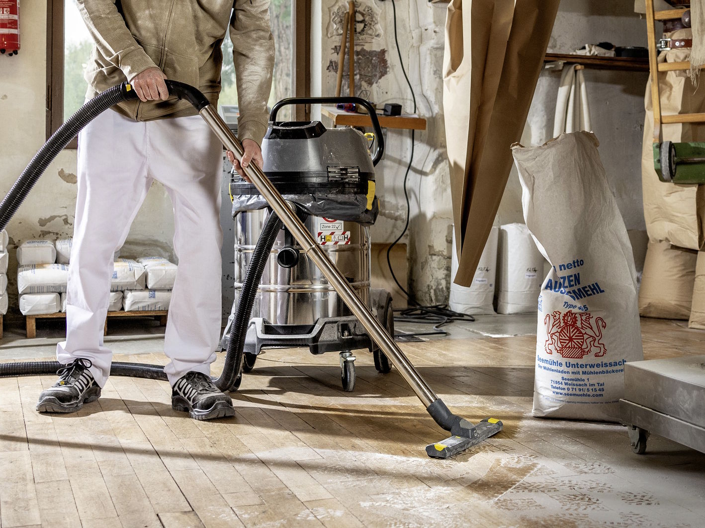 Máy hút bụi khô và ướt có tay đẩy và bánh xe Máy hút bụi khô và ướt