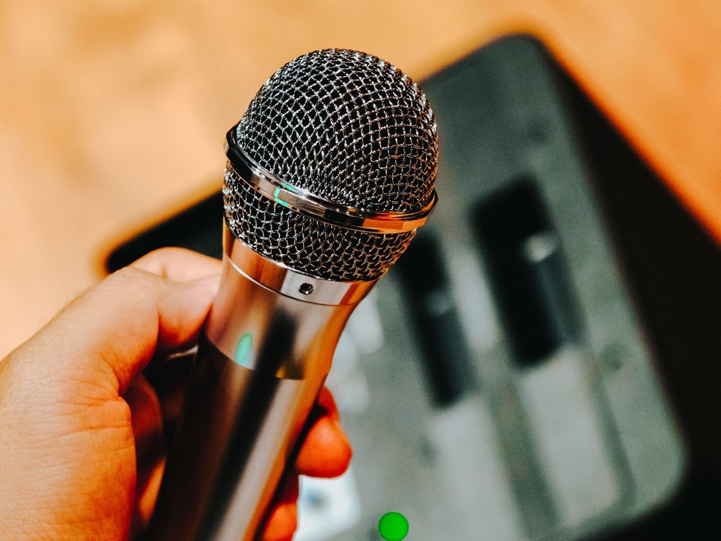 Micro có dây cho âm thanh phát ra rõ ràng, không lẫn tạp âm Micro có dây