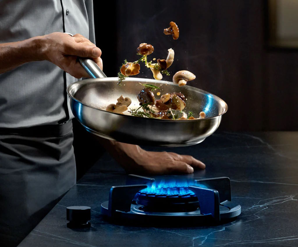 Tay cầm Cool+ bằng thép không gỉ – An toàn và chắc chắn Chảo WMF Gourmet Plus 24cm - 0728246031