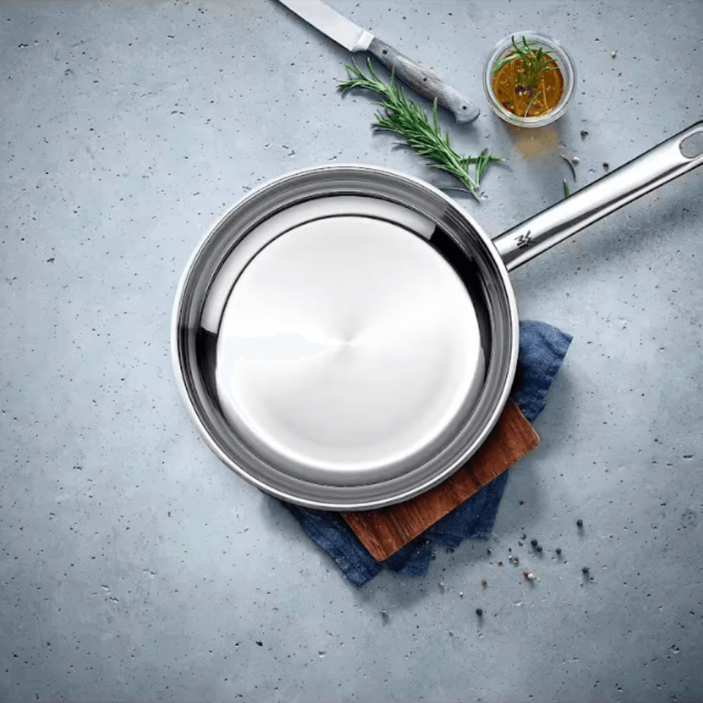 Thiết kế nhỏ gọn, tinh tế và tiện dụng Chảo inox WMF Profi 20cm - 0790306991