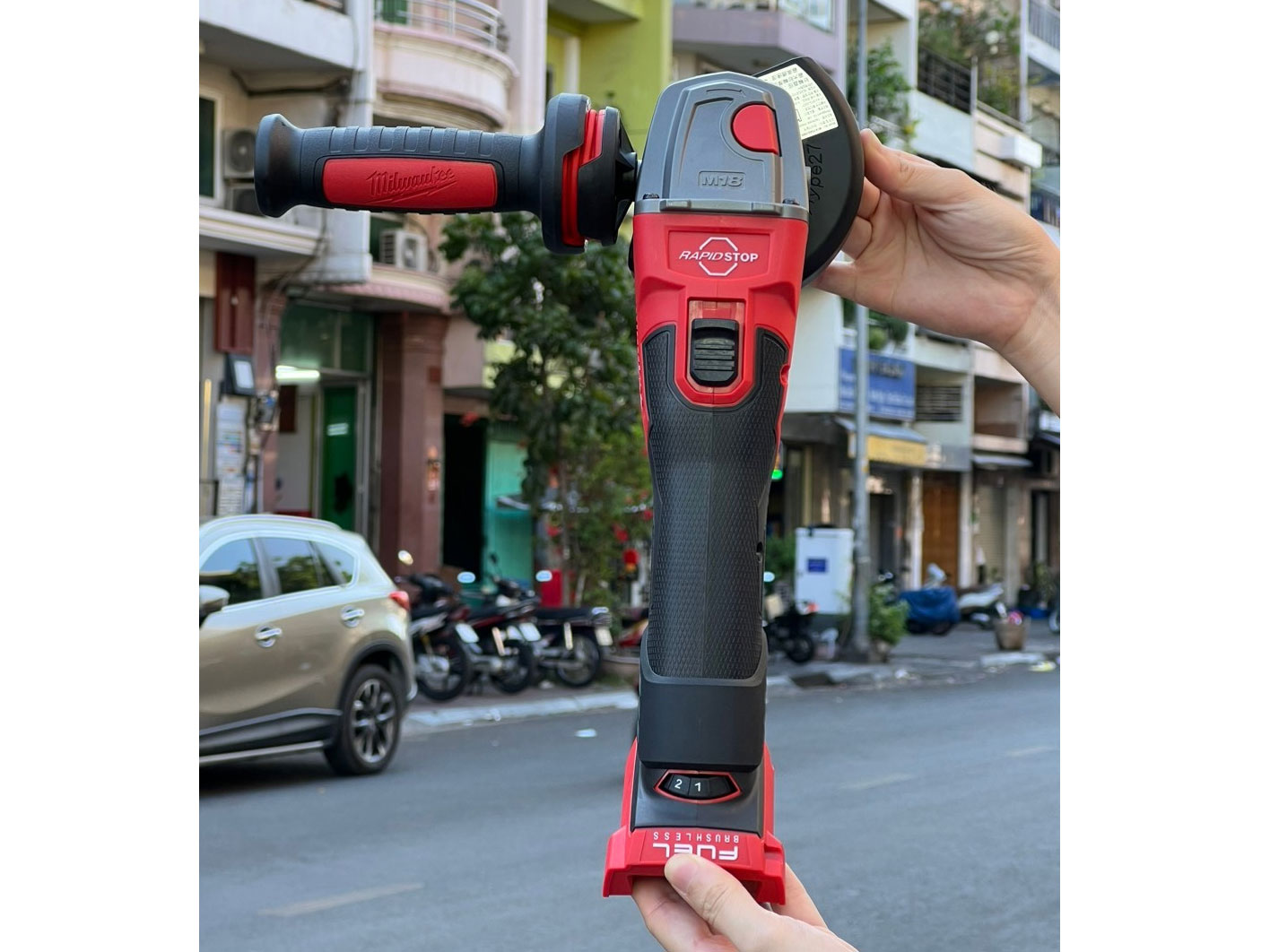 Máy mài góc Milwaukee dùng mô tơ từ Máy mài góc Milwaukee