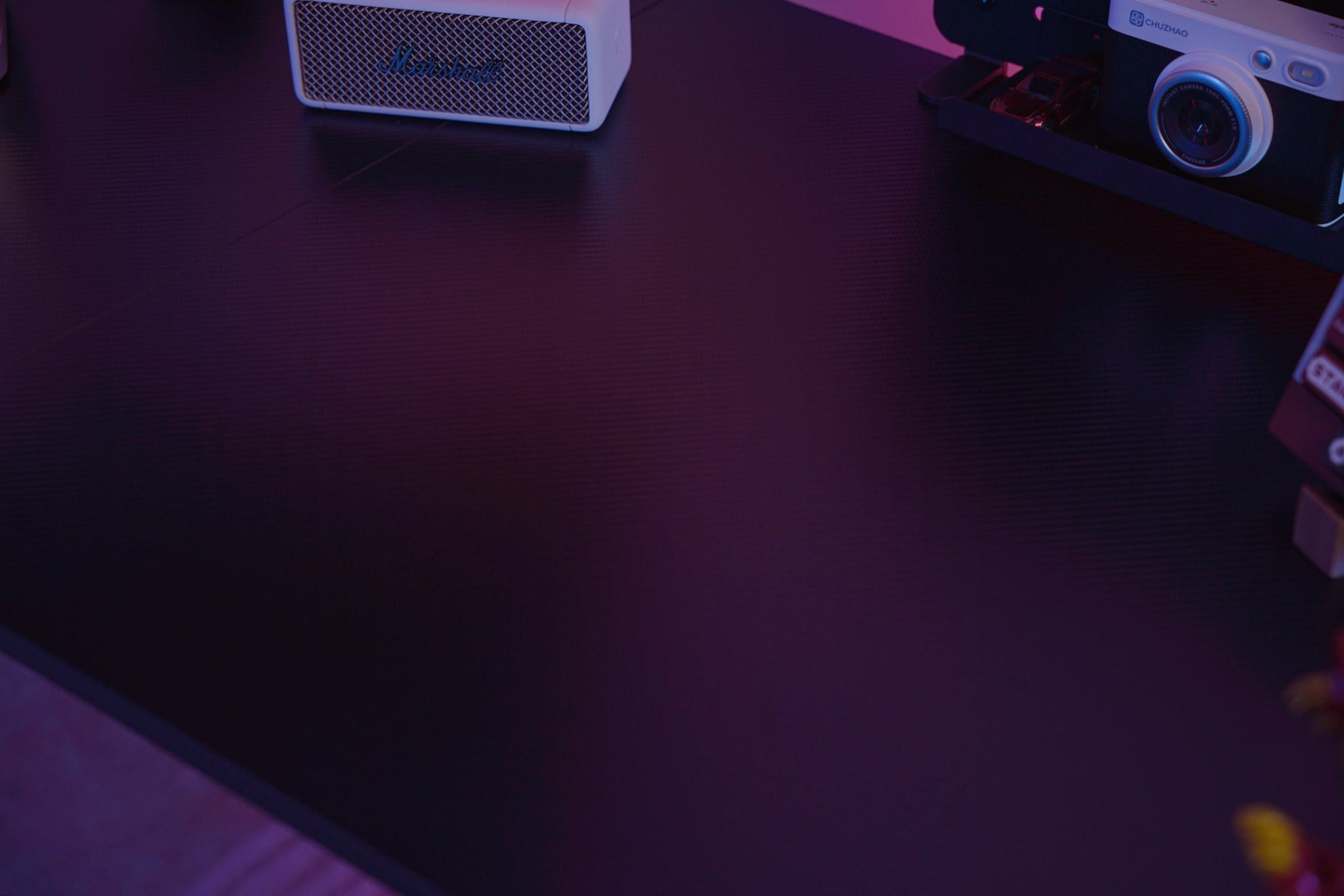 Mặt bàn vân gỗ phủ Carbon – Sang trọng và bền bỉ Bàn chơi game E-DRA EGT1414V