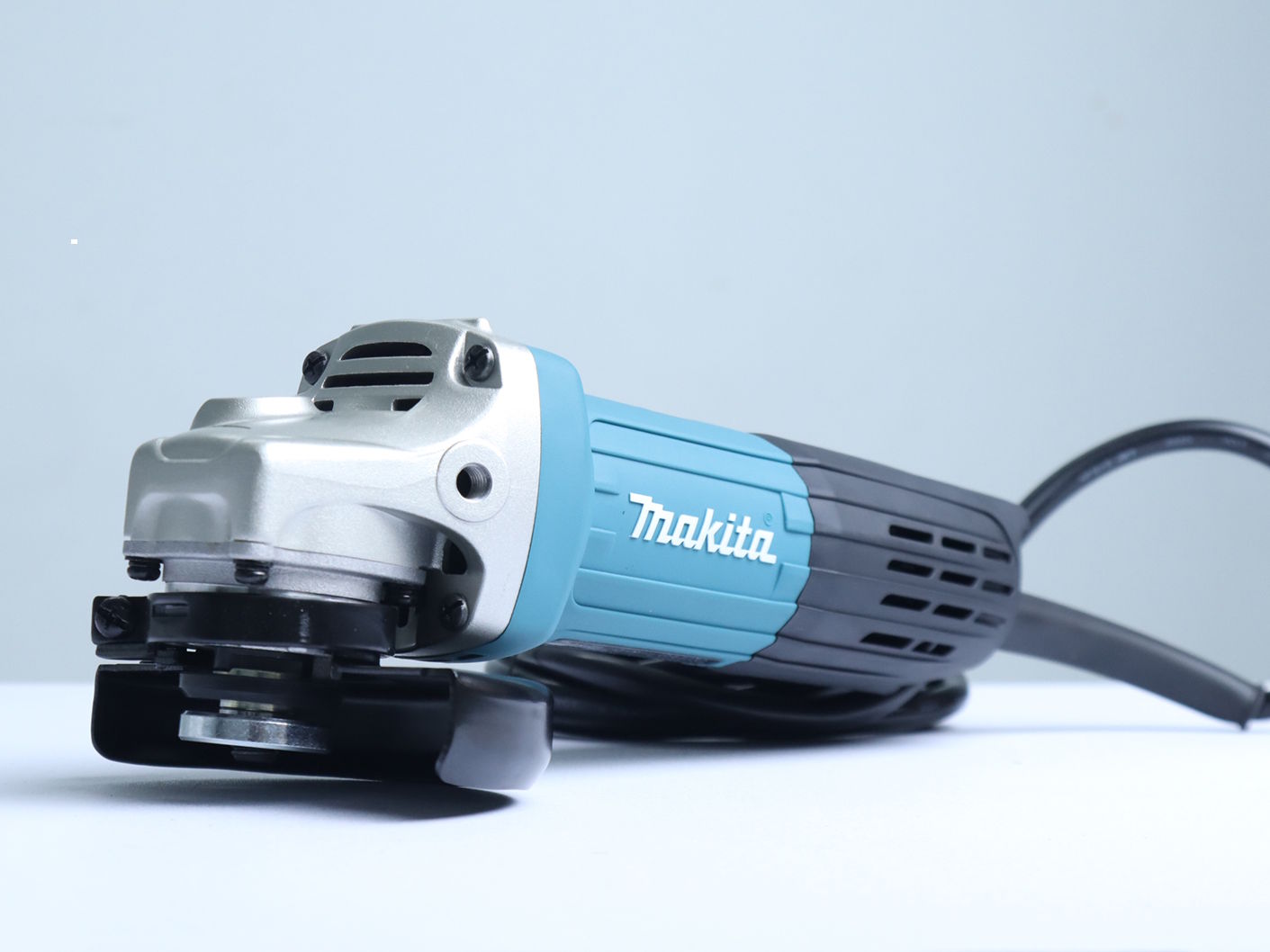 Máy thiết kế thân máy ngắn, dễ tiếp cận ở không gian nhỏ hẹp Máy mài góc