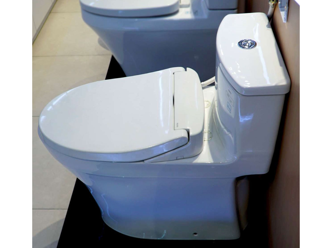 Bồn cầu Toto 1 khối nắp đóng êm MS885DE2 kèm vòi rửa cơ Ecowasher TCW07S