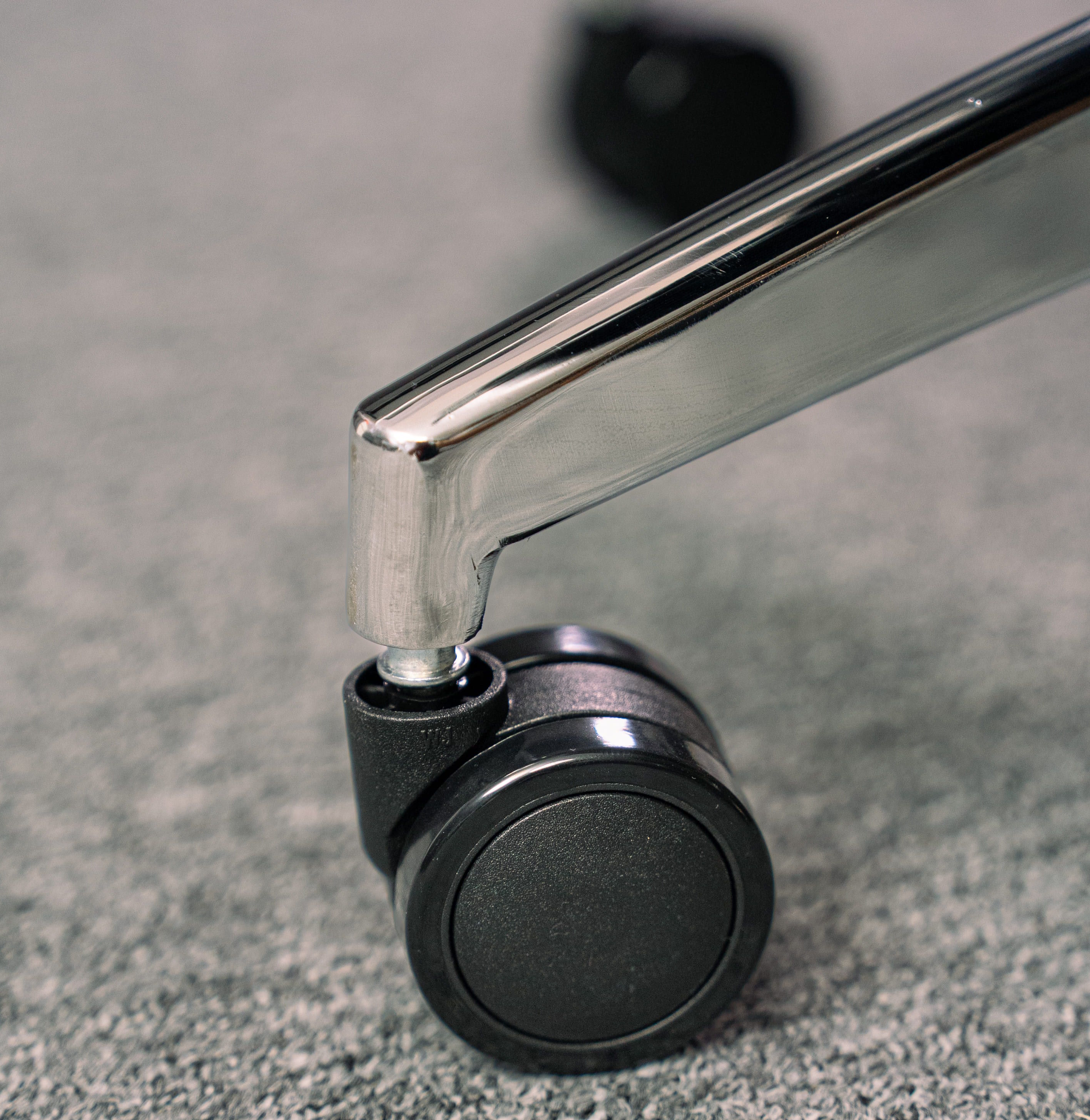 Chân đế kim loại và bánh xe PU chống ồn – Di chuyển êm ái, bền bỉ theo thời gian Ghế công thái học E-DRA