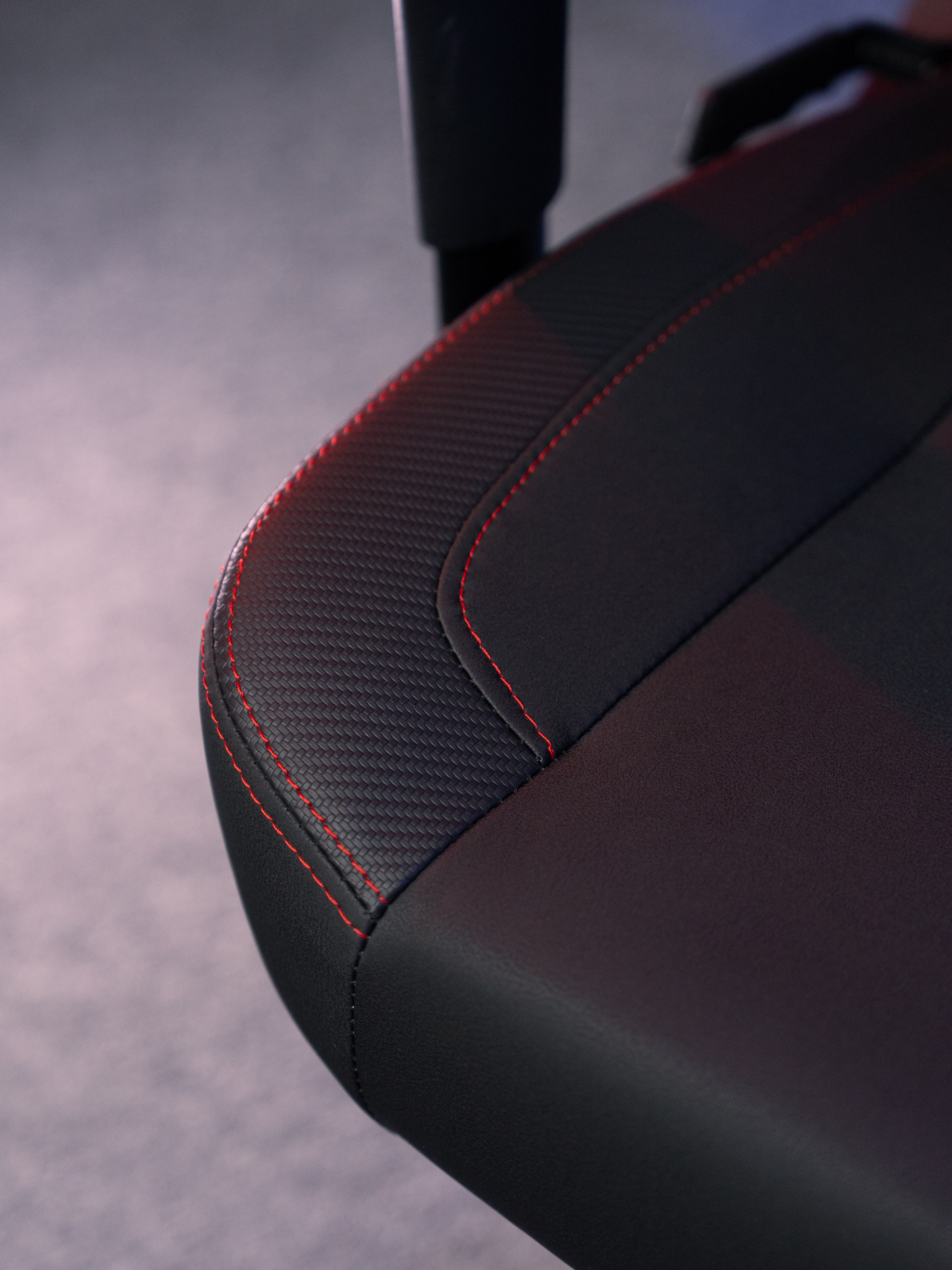 Đệm đúc nguyên khối: Hỗ trợ tối ưu, bền bỉ vượt thời gian Ghế E-DRA Draco EGC237