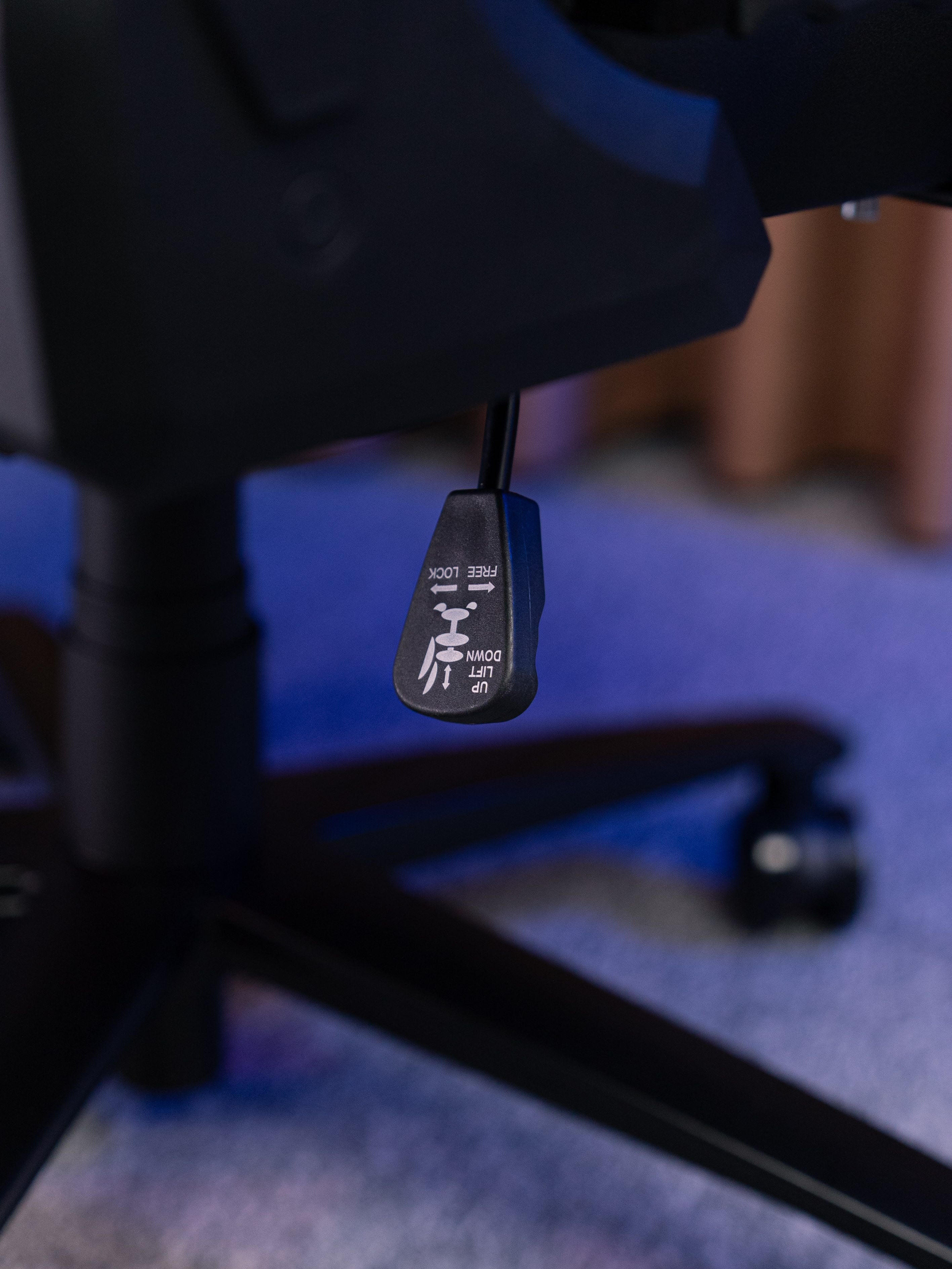 Khung và chân hợp kim: Vững chắc, di chuyển êm ái E-DRA EGC237