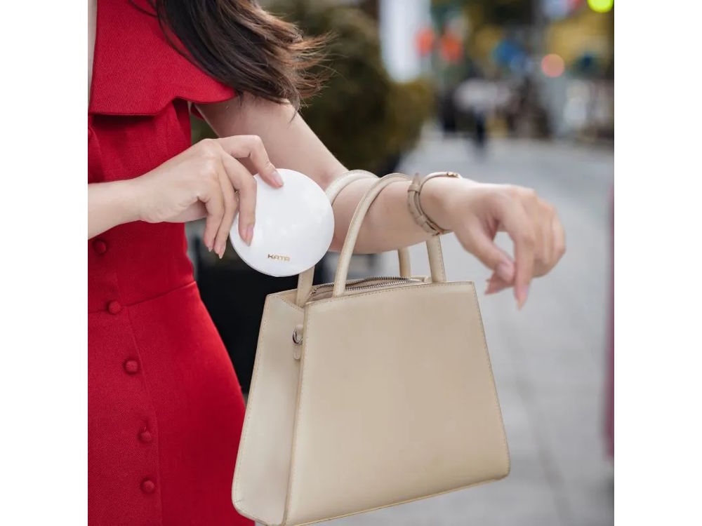 Gương trang điểm cầm tay có đường kính là 10cm Gương trang điểm cầm tay