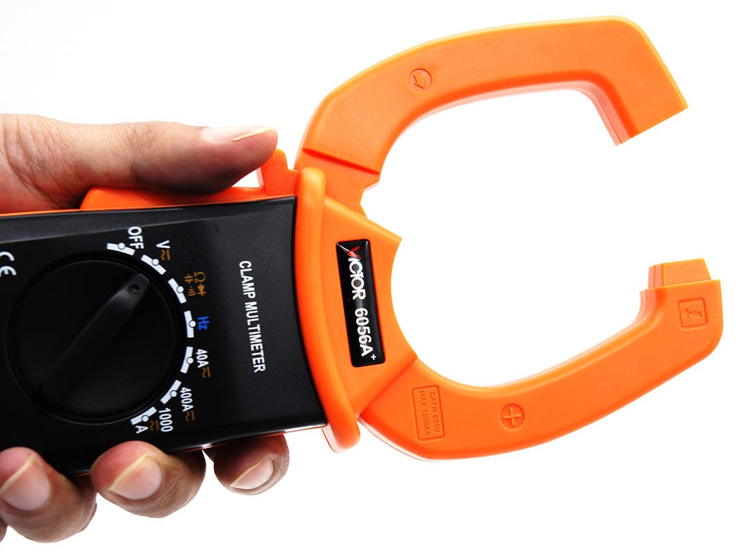 Ampe kìm Victor có khả năng đo điện áp xoay chiều (AC) Ampe kìm Victor