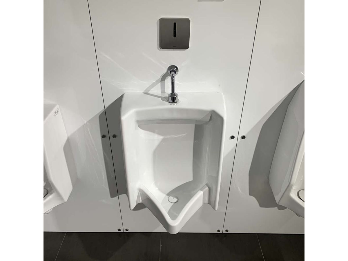 Bồn tiểu nam Toto sử dụng chỉ hết 500ml nước cho 1 lần xả Bồn tiểu nam Toto