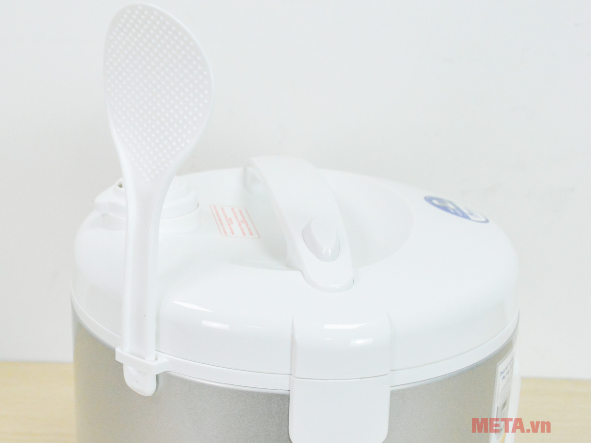 Nồi cơm điện BlueStone RCB-5527 có vị trí gài muôi lấy cơm Nồi cơm điện RCB-5527