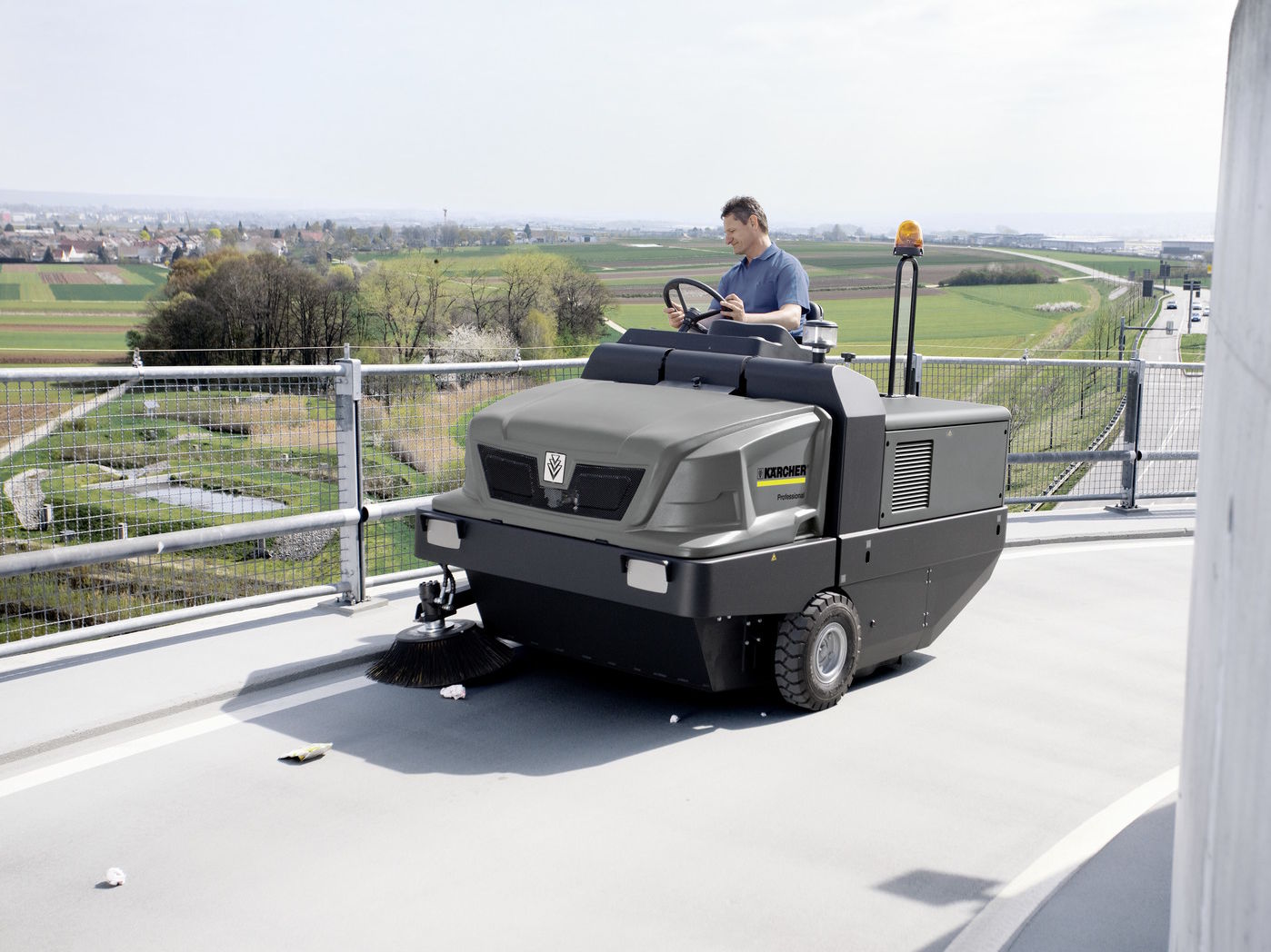 Xe quét rác Karcher ngồi lái di chuyển Xe quét rác Karcher