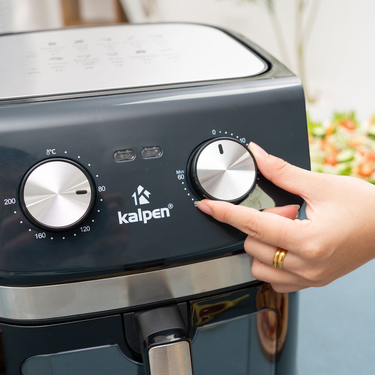 Linh hoạt với dải nhiệt độ 80 – 200°C và hẹn giờ 0 – 60 phút Nồi chiên Kalpen F1