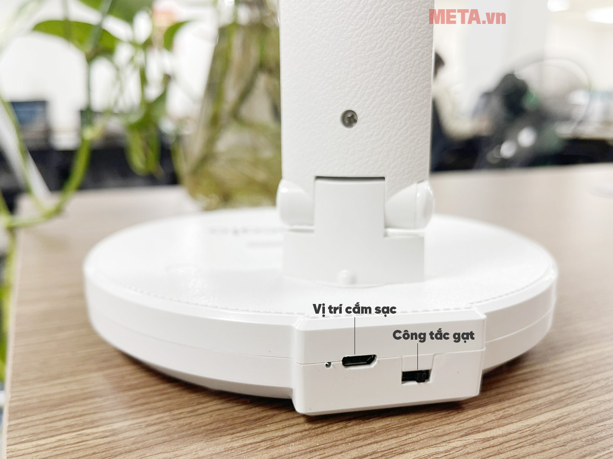 Đèn học chống cận Mocato Light M204 có dung lượng pin khủng Đèn học chống cận Mocato Light M204 có dung lượng pin khủng