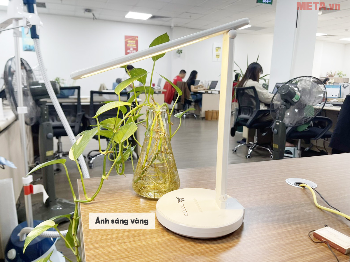 Đèn học Mocato M204 có 3 màu ánh sáng Mocato M204