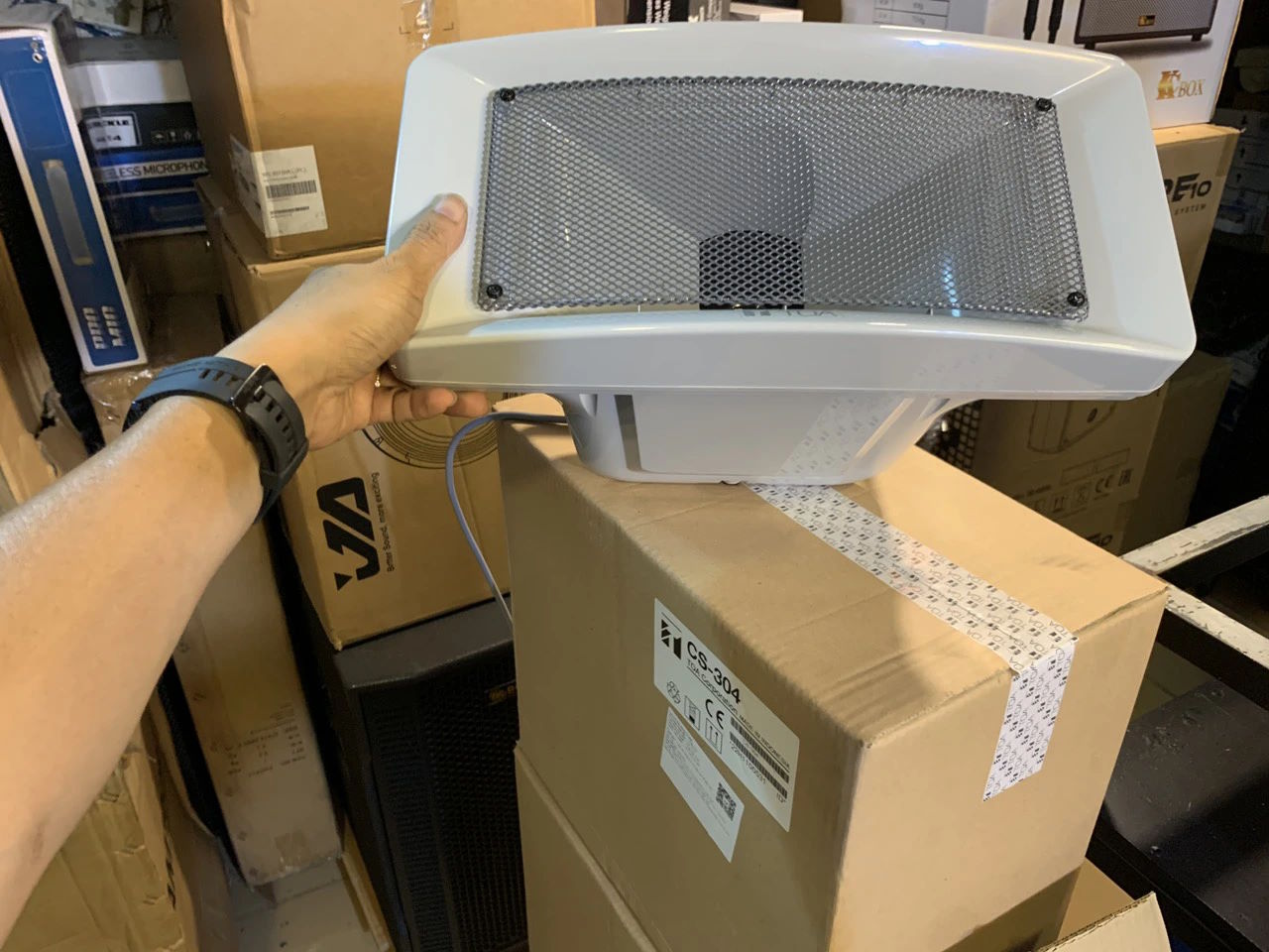 Thiết kế chắc chắn, bền bỉ với mọi thời tiết Loa nén dải rộng chống nước TOA CS-304