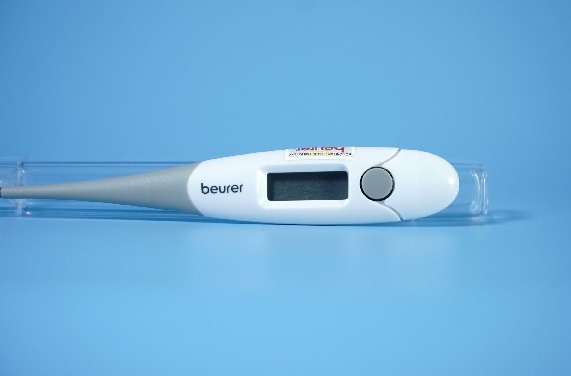 nhiệt kế điện tử Beurer FT 15/1 có khả năng cảnh báo sốt