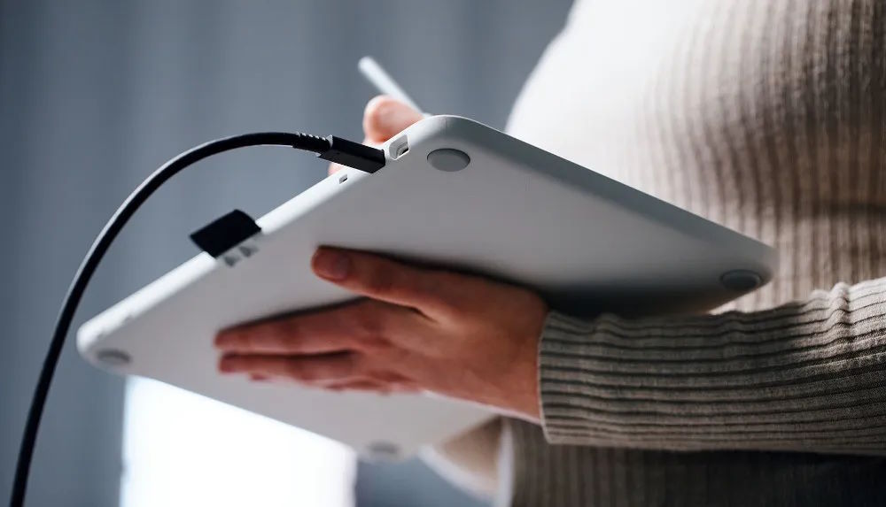 Cảm ứng đa điểm giúp thao tác trực quan Wacom One 12